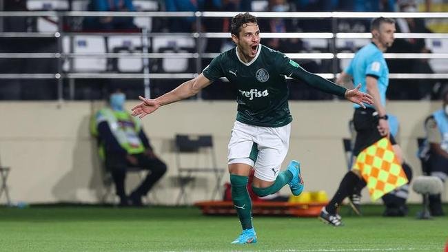 O Palmeiras derrotou, nesta tera-feira (8), o Al Ahly, do Egito, por 2 a 1, no Estdio Al Nahyan, e garantiu vaga na do Mundial de Clubes. Em Abu Dhabi, nos Emirados rabes, Raphael Veiga e Dudu deram show, cada um com um gol e uma assistncia.