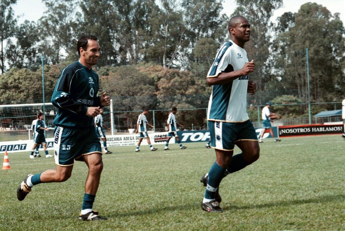 Fotos do zagueiro Joo Carlos em suas passagens pelo Cruzeiro, entre 1996 e 2001