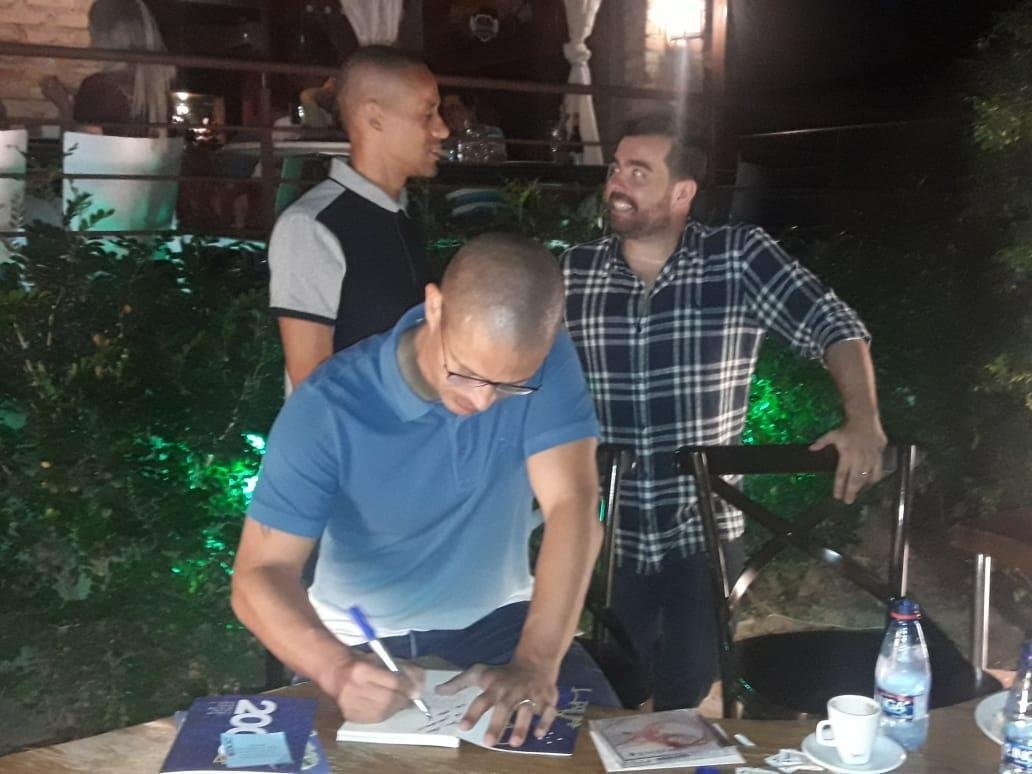 'Quem viveu 2003, ter boas recordaes. Quem no viveu e apenas ouviu as histrias, ter mais uma situao para ler e entender um pouquinho o que houve'. Com essas palavras, Alex convocou os torcedores do Cruzeiro a prestigiarem a obra '2003, a Trplice Histria de um Time Mgico', que conta a histria do elenco que encantou o pas e deu show em trs competies: Campeonato Mineiro, Copa do Brasil e Campeonato Brasileiro. Comercializado por R$ 39,90, o livro de 138 pginas, escrito pelo ex-camisa 10 em parceria com o jornalista Anderson Olivieri, foi lanado na noite desta segunda-feira, na Pizzaria Villa Floriano, Bairro de Santa Efignia, na Regio Leste de Belo Horizonte. Entre vrias personalidades que prestigiaram o evento esto o zagueiro Leo, os ex-jogadores Ricardinho, Augusto Recife, Sandro, Leandro e Ruy e o preparador fsico Antnio Mello.