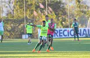 Depois de reunio com elenco e diretoria, Adilson Batista observou treino comandado por Drubscky no Amrica