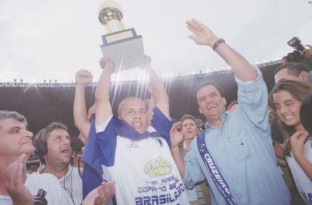 Depois da vitria por 2 a 1 sobre o Paysandu naquele 30 de novembro, no Mineiro, resultado que confirmou o ttulo brasileiro de 2003 com duas rodadas de antecedncia, jogadores do Cruzeiro, comisso tcnica e diretoria promoveram uma grande festa no gramado. Sem a taa oficial da CBF, o elenco deu a volta olmpica com trofus simblicos. Os mais de 75 mil presentes festejaram a indita Trplice Coroa no futebol brasileiro. Antes, o clube celeste j havia conquistado o Campeonato Mineiro de forma invicta e a Copa do Brasil.