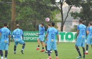 Sob chuva, Cruzeiro treinou na tarde desta sexta-feira na Toca II (Alexandre Guzanshe/EM D.A Press)