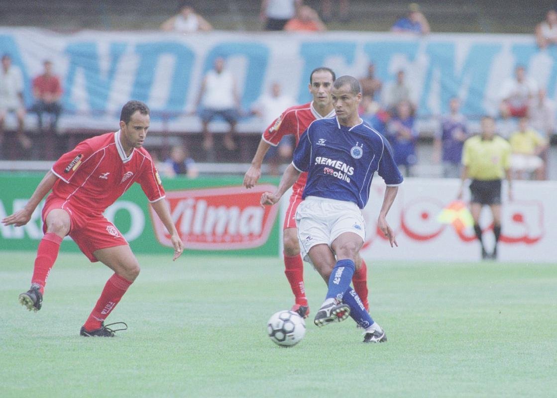 Rivaldo (meia) - melhor jogador do mundo em 1999 e pentacampeo da Copa com a Seleo Brasileira em 2002, foi contratado pelo Cruzeiro em janeiro de 2004, aps rescindir com o Milan-ITA, graas ao bom relacionamento com o tcnico Vanderlei Luxemburgo. Sua estreia foi em 21 de janeiro, num amistoso contra a Cabofriense, em Cabo Frio-RJ, que terminou empatado por 1 a 1. J pelo Campeonato Mineiro, no dia 24, Rivaldo teve participao decisiva na derrota para o Valeriodoce por 1 a 0, em pleno Mineiro. A falta cobrada pelo lateral Samis desviou na cabea do craque e enganou o goleiro Artur. Em 11 partidas a servio da equipe, o meia marcou apenas dois gols. Ele saiu da Toca depois que a diretoria cruzeirense demitiu Luxemburgo, em 28 de fevereiro.