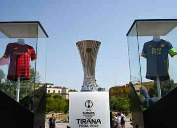 Pelo menos 30 pessoas ficaram feridas em Tirana, capital da Albânia, que sedia a final da Liga da Conferência, entre Roma e Feyenoord, nesta quarta-feira