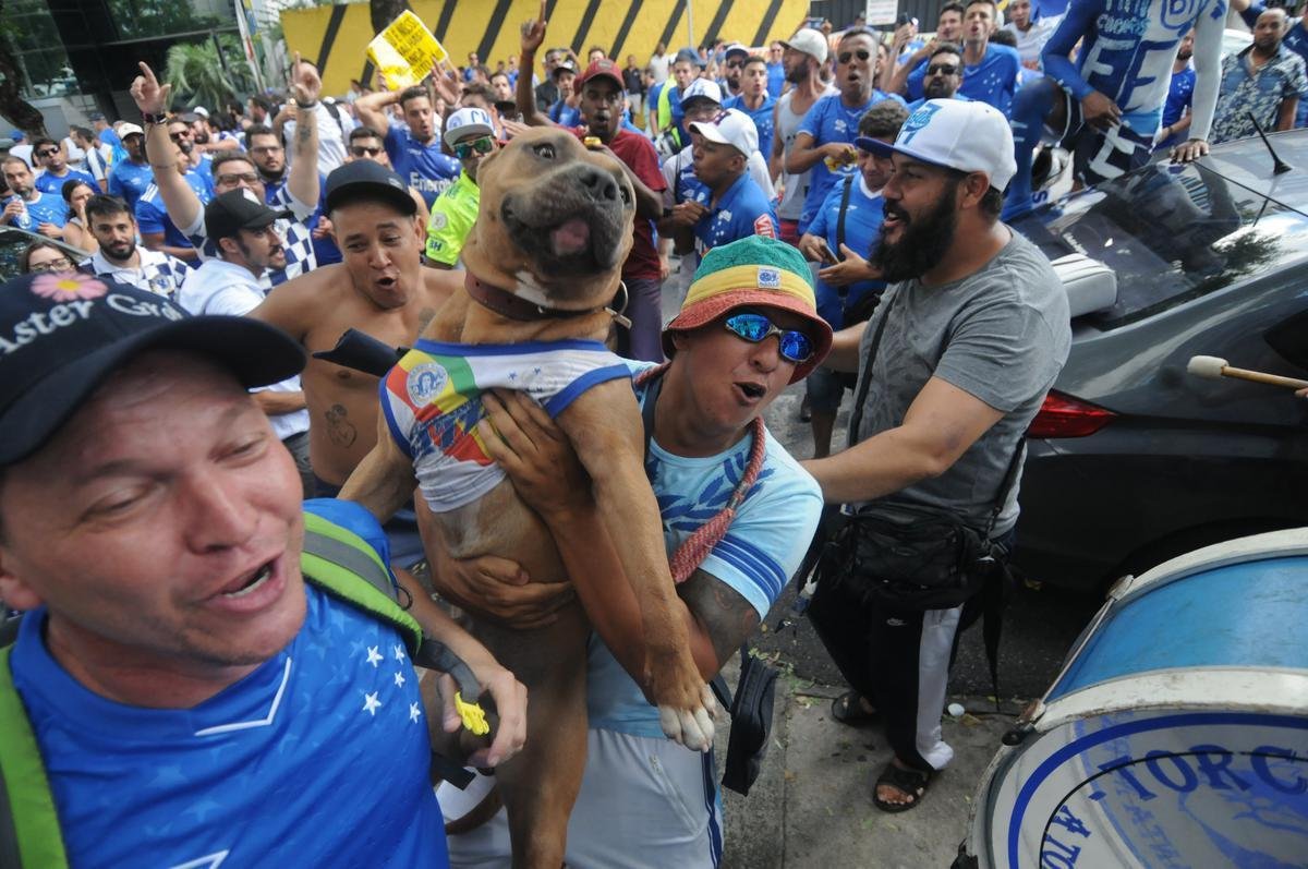 Imagens do protesto da torcida do Cruzeiro em frente ao clube social do Barro Preto
