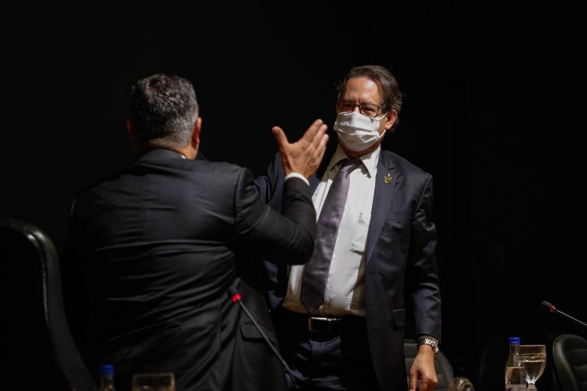 Presidente Srgio Sette Cmara anunciou nesta quinta-feira que no se canditar  reeleio no Atltico. Ao lado do vice, Lsaro Cndido da Cunha, ele fez um balano dos trs anos de gesto