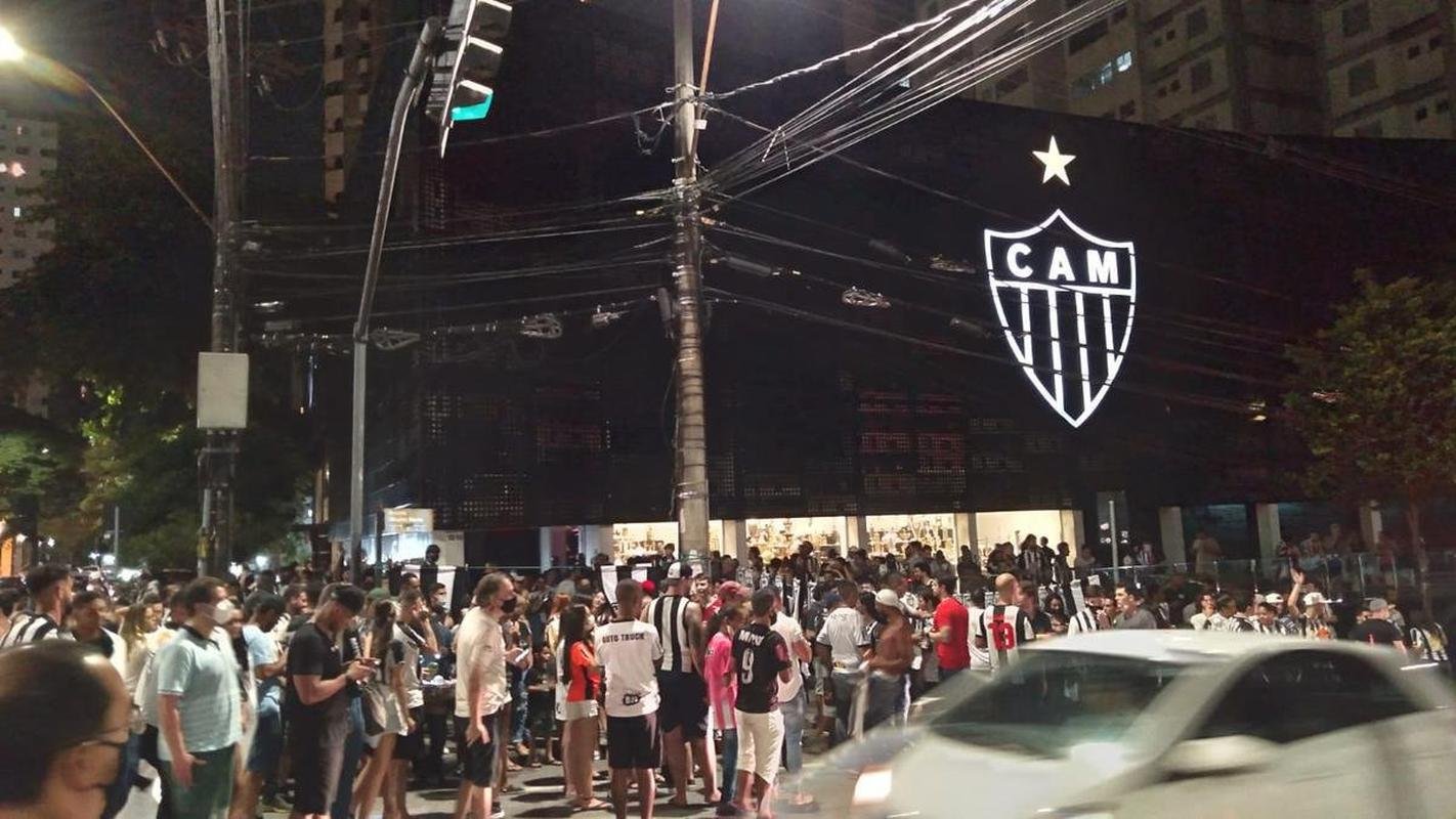 Torcedores do Atltico se concentraram em frente  sede do clube, no bairro de Lourdes, em BH, para festejar o ttulo da Supercopa do Brasil sobre o Flamengo. Galo derrotou rubro-negros nos pnaltis na Arena Pantanal, em Cuiab