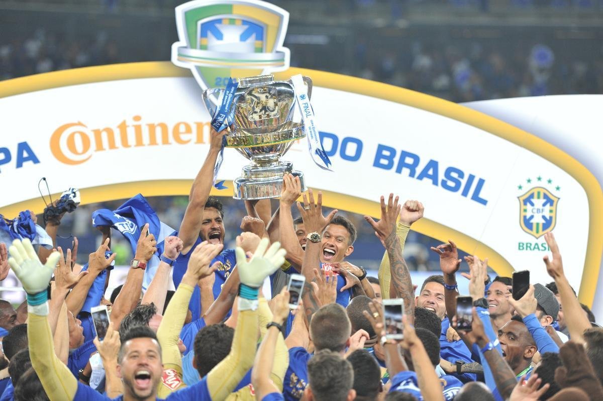 Depois da vitria por 5 a 3 nos pnaltis, que teve Fbio como heri, jogadores e comisso tcnica comemoraram muito no gramado do Mineiro. Capito Henrique ergueu a taa do penta no Gigante