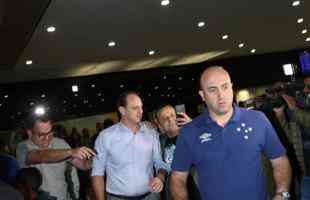Novo treinador do Cruzeiro, Rogrio Ceni desembarcou em Confins na manh desta tera-feira e recebeu apoio de torcedores 