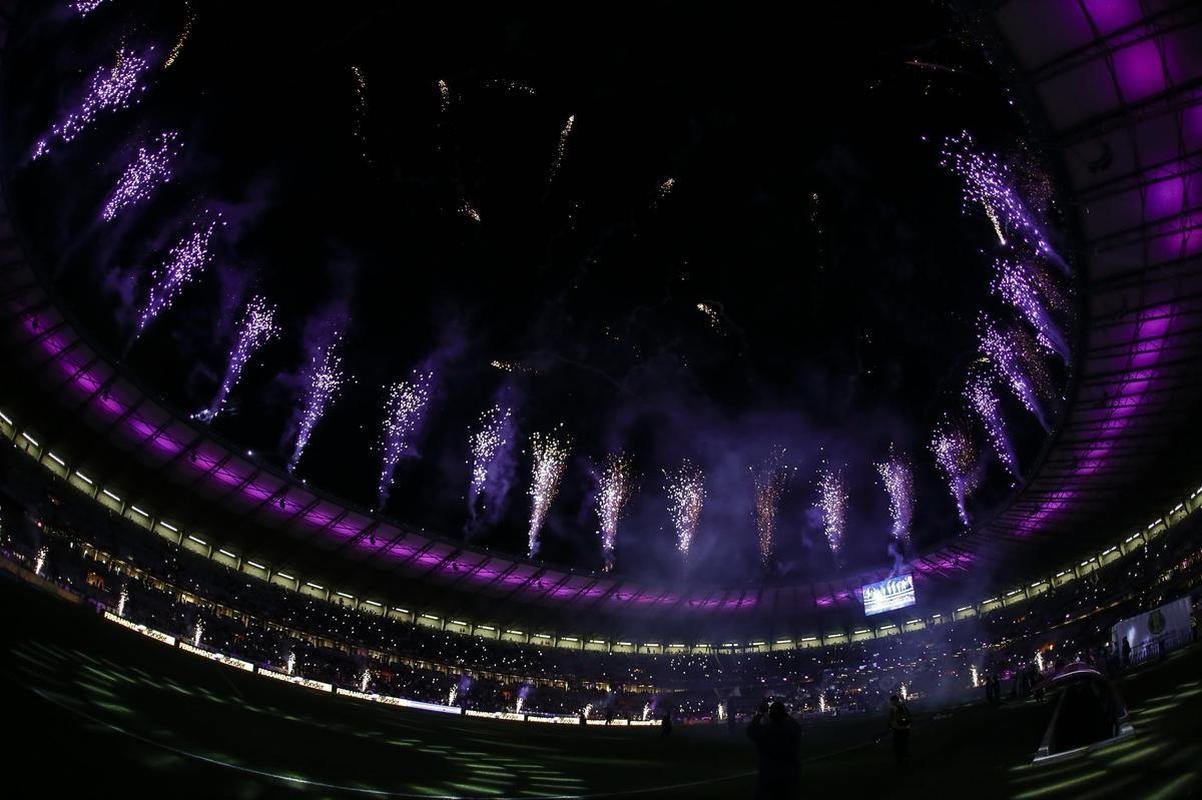 Mineiro teve show de luzes e iluminao especial antes do jogo entre Cruzeiro e Ituano pela Srie B do Campeonato Brasileiro. Estdio aderiu  campanha Outubro Rosa, de conscientizao da sociedade para a preveno do cncer de mama. Houve ainda espetculo com fogos e aes de patrocinadores do clube na esplanada para o torcedor, que festejou com o time o ttulo da Srie B do Brasileiro