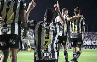 Fotos do jogo entre Santos e Atltico na Vila Belmiro, em Santos, pela 30 rodada do Campeonato Brasileiro