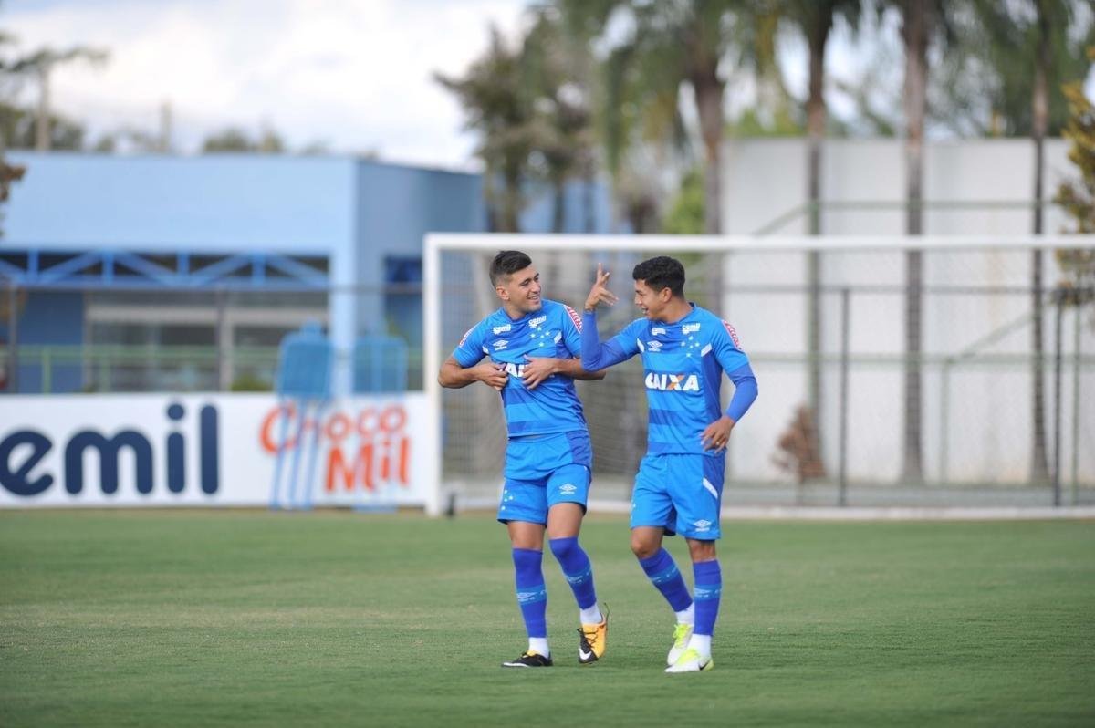 Jogadores do Cruzeiro trabalharam em tom descontrado na Toca da Raposa antes de final com Flamengo