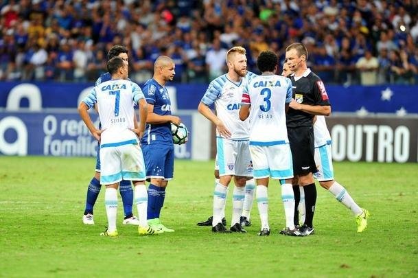 Fotos de Cruzeiro 2x2 Ava, no Mineiro, pela 35 rodada do Campeonato Brasileiro