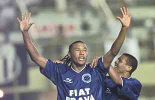 Osas, do Cruzeiro, foi artilheiro da Copa do Brasil de 2000 com 10 gols. O clube conquistou o ttulo naquele ano sobre o So Paulo. Na foto, o atacante em partida contra o Santos.