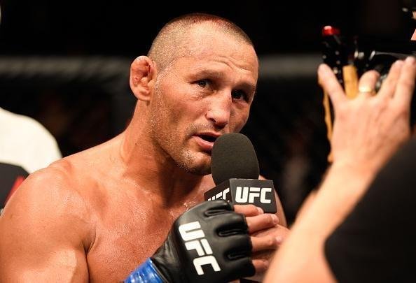Na luta principal do UFC 204, em Manchester, Michael Bisping supera Dan Henderson em polêmica decisão unânime dos juízes e tem sucesso na primeira defesa de cinturão do peso médio