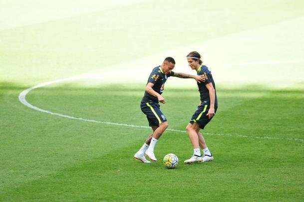 Seleo Brasileira fez, nesta tera  tarde, o seu primeiro treino no Mineiro, em Belo Horizonte, onde enfrentar a Argentina, na quinta, pelas Eliminatrias da Copa. O craque Neymar, do Barcelona, juntou-se ao grupo e trabalhou normalmente no gramado.