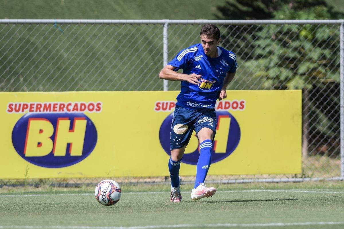 O zagueiro Weverton (foto) e o atacante Stnio testaram positivo para COVID-19 aps retornarem de convocao  Seleo Brasileira Sub-18. O resultado dos exames foi anunciado em 9 de maro. Depois de cumprir perodo de isolamento, a dupla regressou aos treinamentos.