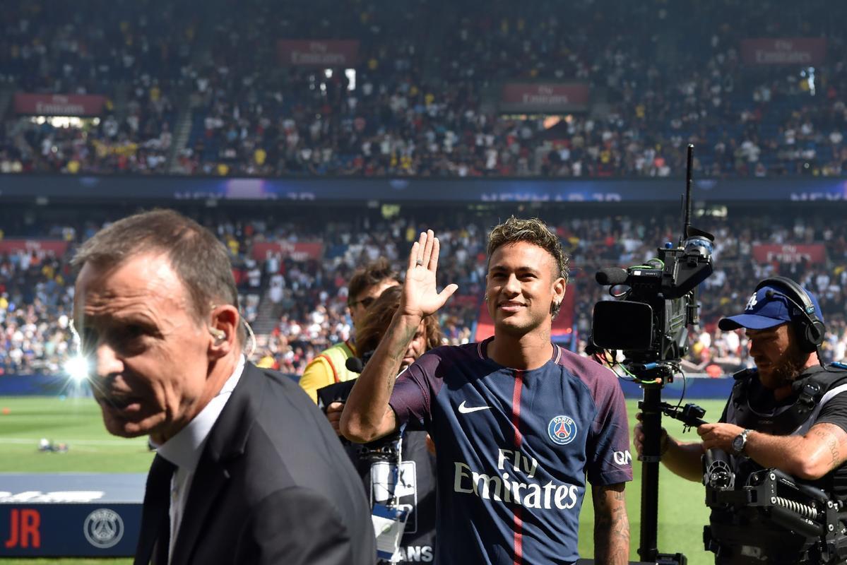 Neymar  apresentado  torcida do Paris Saint-Germain