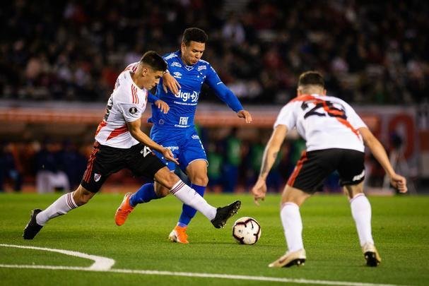 Fotos do primeiro tempo do duelo entre River Plate e Cruzeiro, no Monumental de Nez, em Buenos Aires, pela ida das oitavas de final da Copa Libertadores
