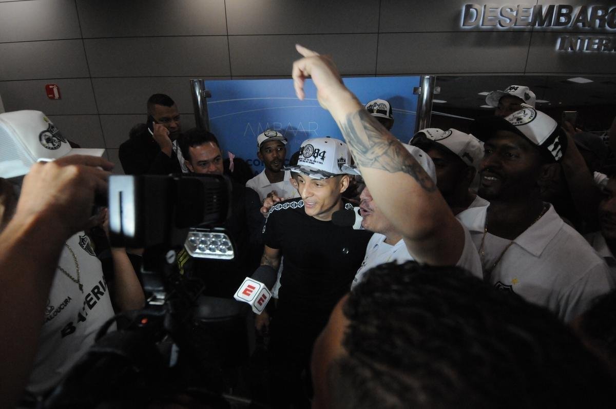 Arana foi recepcionado por torcedores do Atltico no Aeroporto de Confins