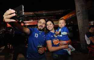 Torcedores do Cruzeiro iniciam viglia de 24 horas para aguardar final da Copa do Brasil, contra o Flamengo, no Mineiro. Esforo pelo sonho do pentacampeonato nacional.