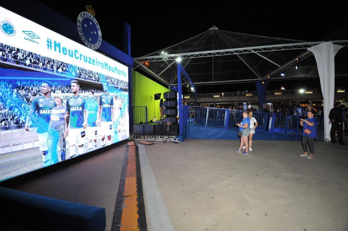 Com lanamento de uniforme e aes voltadas para o Dia Internacional da Mulher, Cruzeiro movimentou esplanada do Mineiro antes de jogo contra a URT (crdito: Juarez Rodrigues/EM D.A Press)
