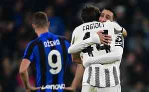 O jovem meio-campista Nicol Fagioli comemora seu gol contra a Inter de Milo
