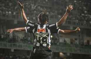 O Independncia tambm viu nascer a tradicional comemorao de Ronaldinho e J, marcante em vrias vitrias do time