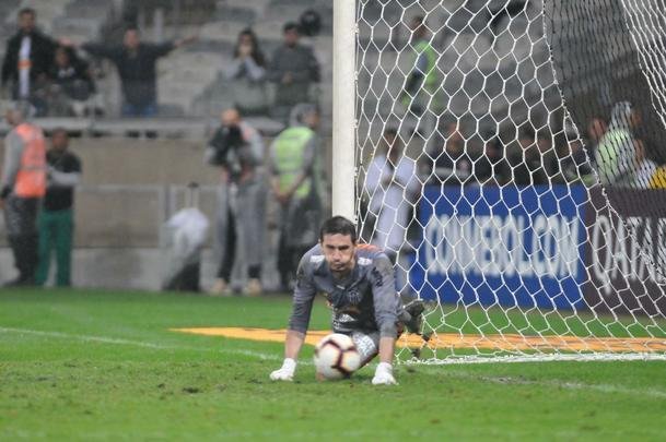 Atltico perdeu por 4 a 3 para o Coln nos pnaltis e foi eliminado da Copa Sul-Americana. Goleiro argentino Burin defendeu penalidades de Rver e Cazares