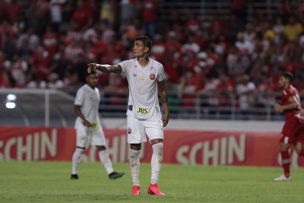 Luanderson abriu o placar pala o Náutico ainda no primeiro tempo do jogo, no Rei Pelé. O CRB virou, fez 2 a 1, mas o Náutico buscou o resultado com gols de Jorge Henrique e Jean Carlos, que marcou o terceiro de falta já nos acréscimos.