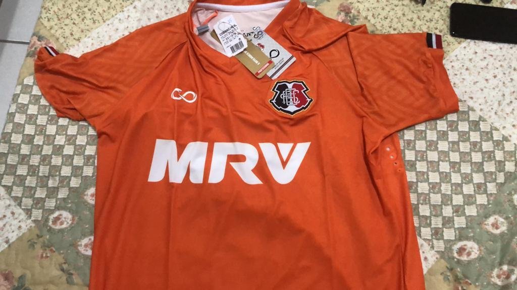 Camisa do Santa Cruz do ano de 2017 está entre as peças que o torcedor Sérgio Lêdo coleciona em seu acervo pessoal