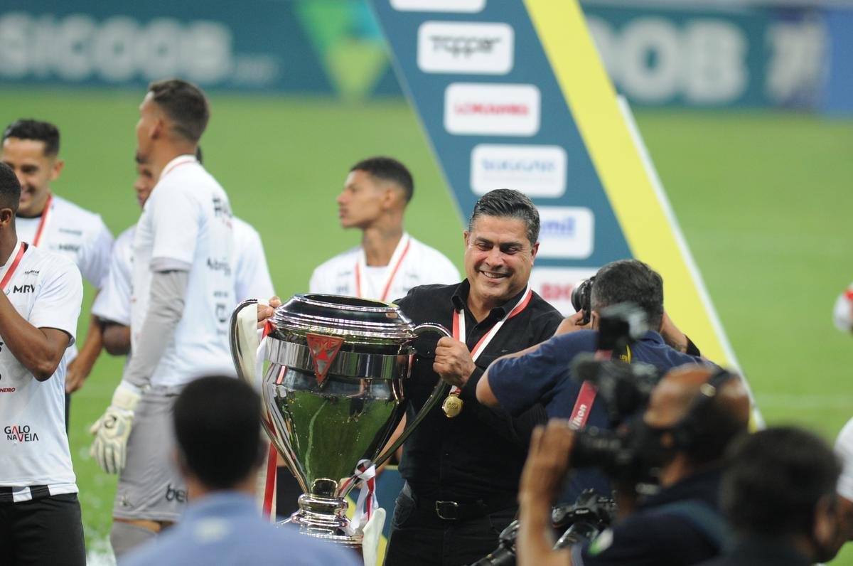 Atltico ergue a taa de campeo mineiro de 2020; na comemorao, tcnico Jorge Sampaoli  carregado pelos jogadores no Mineiro