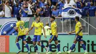 Após empatar com a Chapecoense por 1 a 1, neste sábado (13), o Cruzeiro terminou sua série de 11 vitórias como mandante na Série B do Campeonato Brasileiro