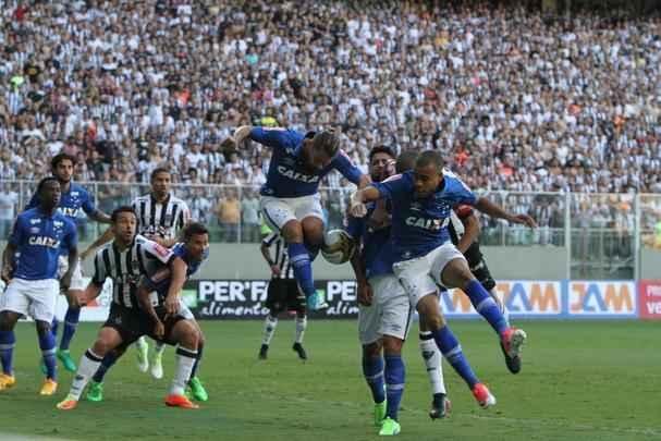 Imagens do primeiro tempo do clssico entre Atltico e Cruzeiro, no Independncia, pela final do Mineiro