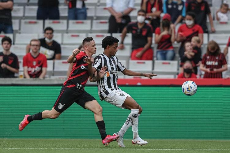 O Atlético visitou, nesta terça-feira (16), o Athletico-PR na Arena da Baixada, em Curitiba. O duelo foi válido pela 33ª rodada da Série A do Campeonato Brasileiro.