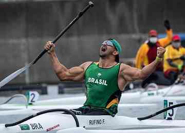 Atleta dedicou a medalha conquistada em Tóquio aos brasileiros que perderam parentes pela COVID-19