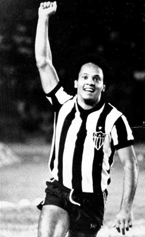 Reinaldo - 16 gols (1973 a 1985)