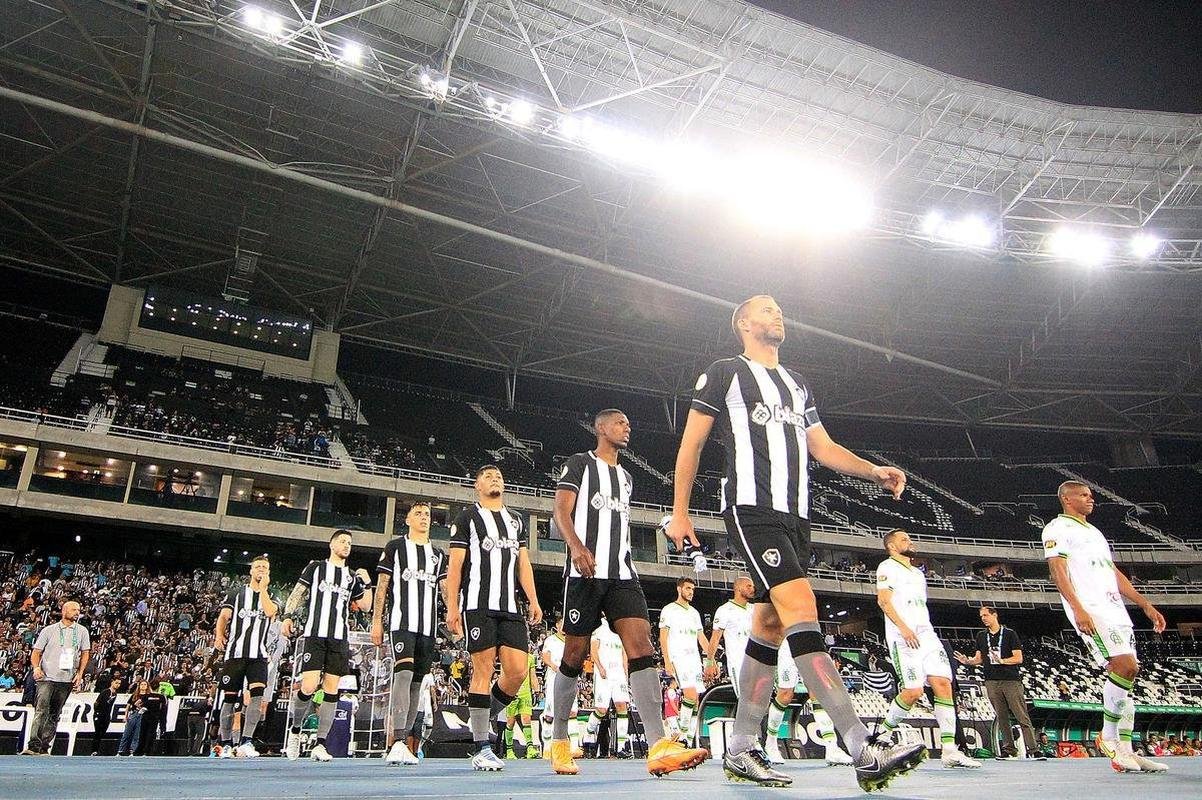 Fotos da partida entre Botafogo e Amrica, pelo duelo de volta das oitavas de final da Copa do Brasil. Jogo foi realizado nesta quinta-feira (14), no estdio Nilton Santos, na cidade do Rio de Janeiro.