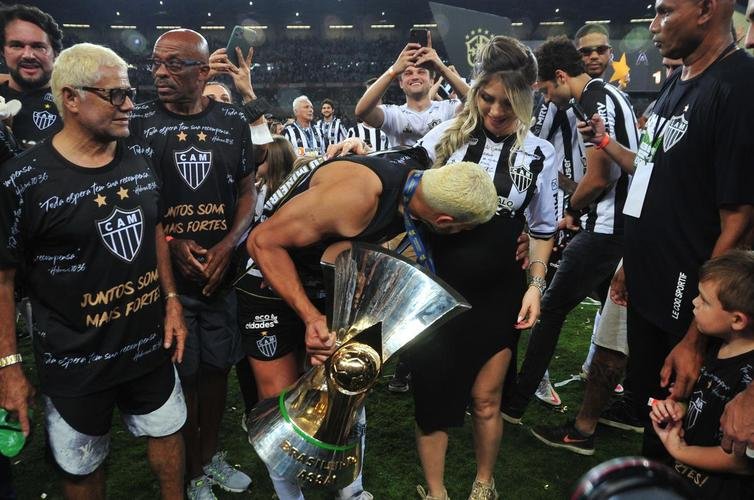 Atltico ergue a taa de campeo brasileiro e d a volta olmpica diante da torcida alvinegra, no Mineiro