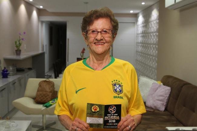 Os jogos da Copa do Mundo concentram em si os olhares de todos os pa�ses do mundo e criam um ambiente de di�logo entre as mais espa�adas gera��es. Dona Wanda, com 85 anos. Bruno Vin�cius, com 29 anos, e Arthur Mour�o, com sete anos.