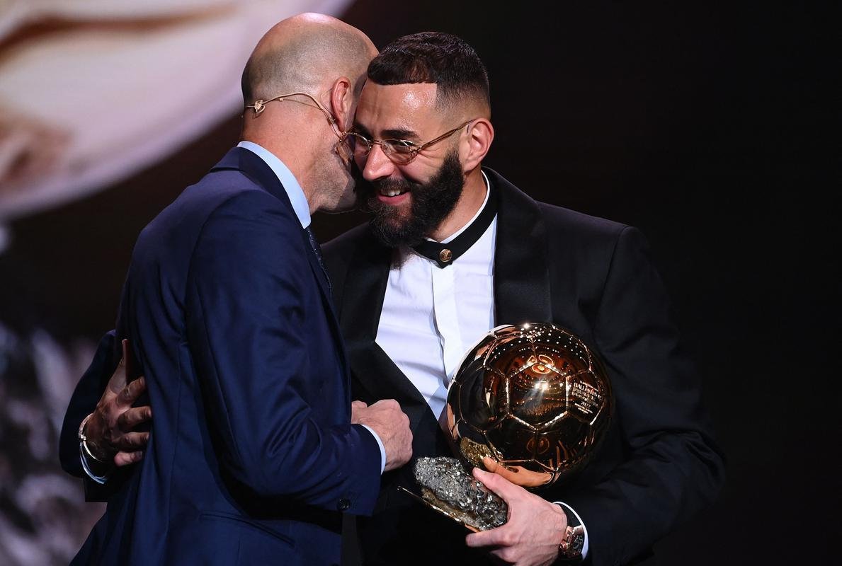 Karim Benzema recebe prmio Bola de Ouro, da Revista France Football, como melhor do mundo na temporada 2021/22. 