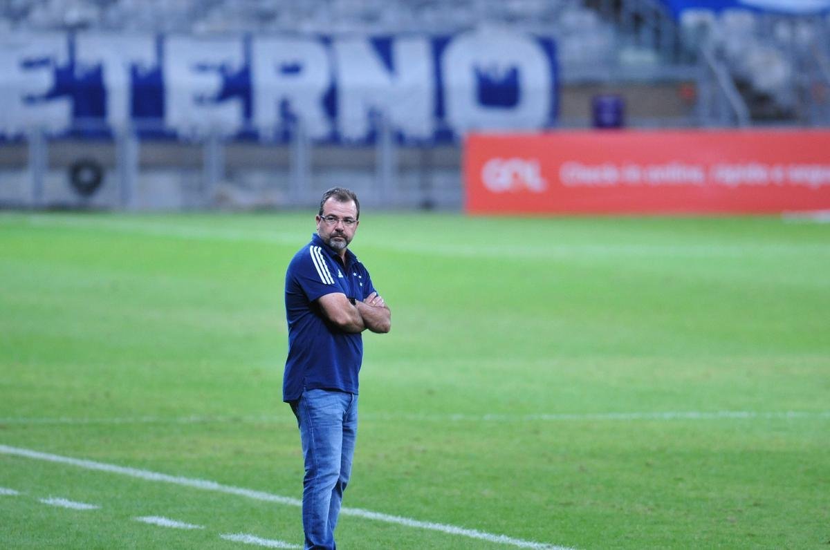 Enderson Moreira foi contratado pelo Cruzeiro em maro de 2020. A estreia em clssicos foi em 29 de agosto, pela 6 rodada da Srie B do Campeonato Brasileiro. O Cruzeiro foi derrotado por 2 a 1 pelo Amrica, no Mineiro. Arthur Cake marcou o gol da Raposa. 