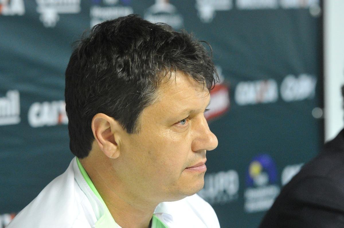 Presidente Marcus Salum apresentou Adilson Batista como novo tcnico do Amrica