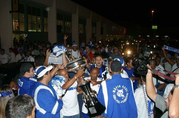 O primeiro passo do Cruzeiro em 2003 para alcanar a histrica Trplice Coroa foi dado em 16 de maro, com a conquista do Campeonato Mineiro de pontos corridos. A taa foi erguida de forma antecipada com a vitria por 4 a 0 sobre a URT, no estdio Zama Maciel, em Patos de Minas, pela 11 rodada. Deivid, Aristizbal, Alex e Maurinho marcaram os gols do triunfo. Em seguida, o elenco deu a volta olmpica, ergueu a taa diante dos cruzeirenses e desfilou em carro aberto pela cidade do interior de Minas. No retorno a BH, naquele mesmo dia, o grupo foi recebido com festa pela torcida no Aeroporto da Pampulha. O Cruzeiro foi campeo estadual invicto. O ltimo jogo foi contra o Tupi, no Mineiro.