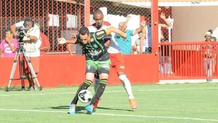 Fotos da derrota do Amrica para o Tombense, por 2 a 0, no Estdio Almeido, em Tombos. Resultado deste sbado deixou o Coelho fora do G-4 e em situao complicada para avanar s semifinais do Mineiro. Os gols do Gavio-carcar foram marcados por Gelson e Daniel Amorim.