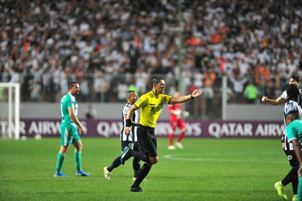 Cazares perde pnalti, Otero marca, mas rbitro invalida gol por invaso da grande rea