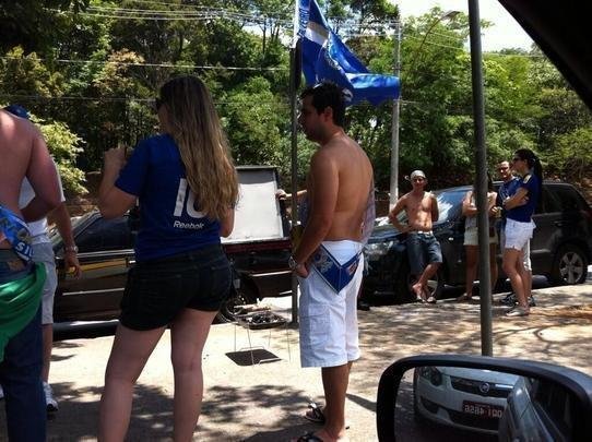 Torcida do Cruzeiro j comea a se movimentar em vrios pontos da cidade antes da partida contra o Grmio, s 17h, no Mineiro