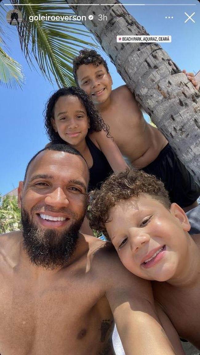 Everson e crianas no Beach Park.