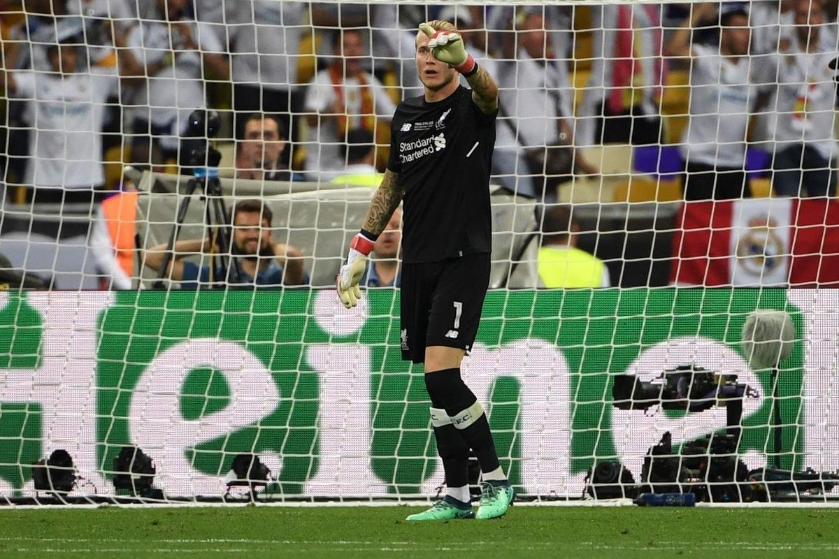 Goleiro Loris Karius, do Liverpool, vacilou na sada de bola, e Benzema, do Real, aproveitou para roubar a bola e abrir o placar na final: 1 a 0