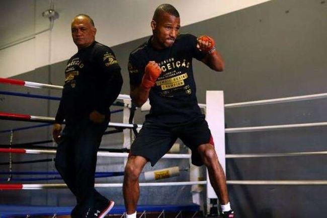 Brasileiro treina a parte tcnica na academia de Anderson Silva